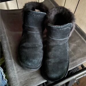 Women’s size 8 Bearpaw Minis